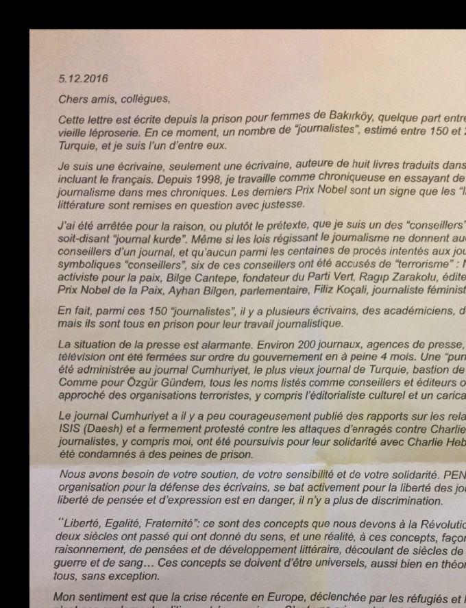 Deuxième lettre d'Asli Erdogan envoyée de la prison de Bakirköy le 5 décembre 2016.

Elle a été lue le 12 décembre, partout où des initiatives importantes ont été programmées, en premier lieu à la Maison de la Poésie à Paris. En Suisse, les lecteurs l'ont faite entendre dans toutes les librairies solidaires le mardi 13 décembre, à 18h.

Cette lettre est publiée conjointement par l’ensemble des revues et associations européennes qui soutiennent l’action:
Kedistan: http://www.kedistan.net/
Diacritik: https://diacritik.com/
Nuit&Jour: http://www.nuitetjour.xyz/
Actualitté: https://www.actualitte.com/
et la Maison éclose. 

Infos de www.maisonéclose.ch